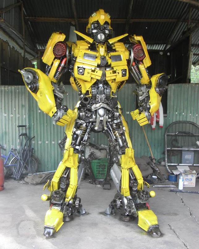Transformers gigantescos construidos con restos de coches...