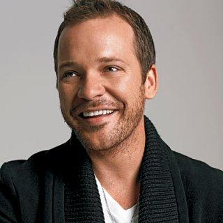 Peter Sarsgaard escribirá y dirigirá la adaptación de Nacidos para correr