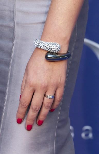PREMIOS 'YO DONA' 2011 Carolina Casado (jewelry detail) attends