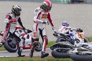 Simoncelli tira a Lorenzo en Assen y le aleja del liderato de Stoner