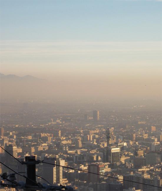 Fotografía de la nube de contaminación sobre Santiago de Chile