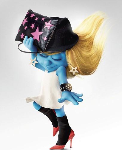 SMURFETTE (PITUFA) POSA CON LOS NUEVOS DISEÑOS DE LOS GRANDES DE LA MODA