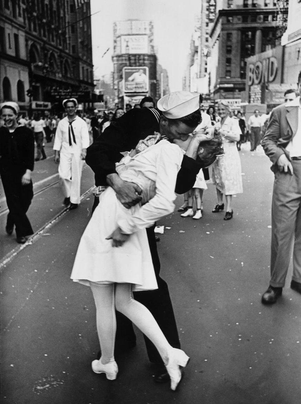 Beso para la Historia... LO QUE LA FOTO ESCONDE….