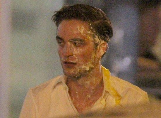 Robert Pattinson se lleva un tartazo en toda la cara