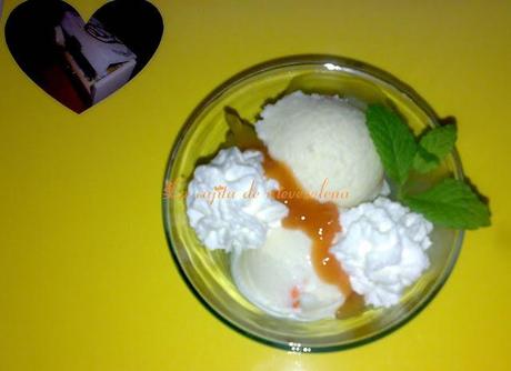 Helado de chocolate blanco con pepitas de chocolate de naranja regado con culís de melocotón al aroma de hierbabuena Helado de chocolate blanco con pepitas de chocolate de naranja regado con culís de melocotón al aroma de hierbabuena