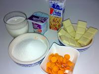 Helado de chocolate blanco con pepitas de chocolate de naranja regado con culís de melocotón al aroma de hierbabuena Helado de chocolate blanco con pepitas de chocolate de naranja regado con culís de melocotón al aroma de hierbabuena