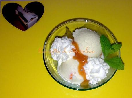 Helado de chocolate blanco con pepitas de chocolate de naranja regado con culís de melocotón al aroma de hierbabuena Helado de chocolate blanco con pepitas de chocolate de naranja regado con culís de melocotón al aroma de hierbabuena