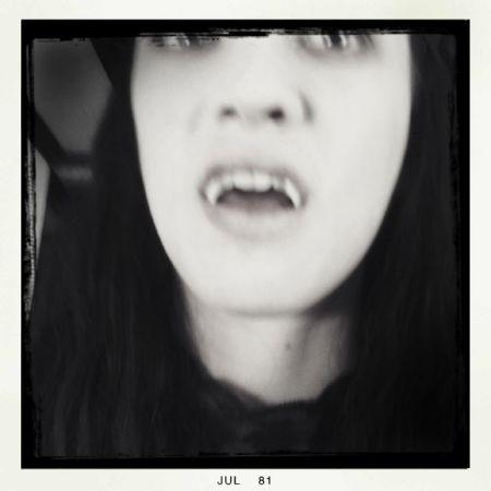 AAD Asia Argento enseña los dientes