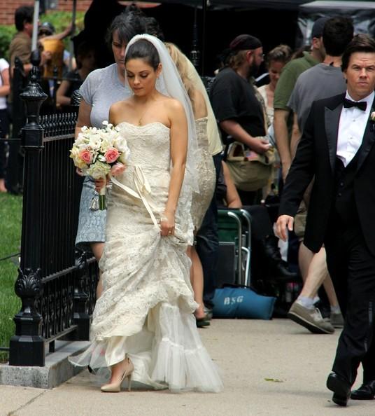 Mila Kunis y Mark Wahlberg en el set de Ted