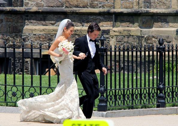 Mila Kunis y Mark Wahlberg en el set de Ted