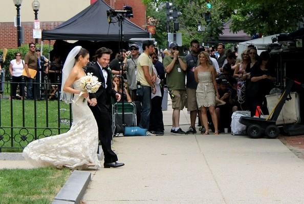 Mila Kunis y Mark Wahlberg en el set de Ted