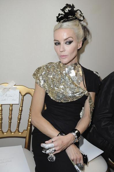 QUÉ SERÍAN LOS DESFILES DE MODA SIN SUS INVITADAS DE POSTÍN Daphnee Guiness attends the Giambatista Valli Haute Couture Fall/Winter 2011/2012 show as part of Paris Fashion Week at Galerie De La Madeleine on July 4, 2011 in Paris, France.