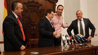 La compañía Pfizer entrega al alcalde de Lorca una ayuda de 21.918 euros para la recuperación de la localidad tras los terremotos