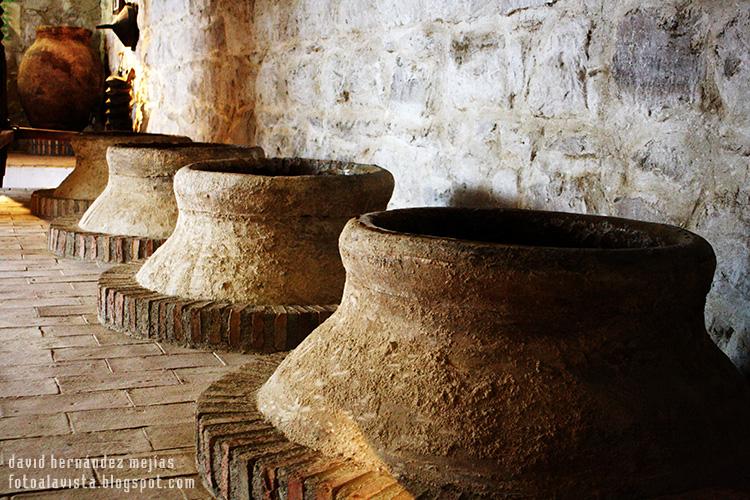 Fotografía de tinajas utilizadas en la produccion de aceite, realizada en Baeza, Jaén