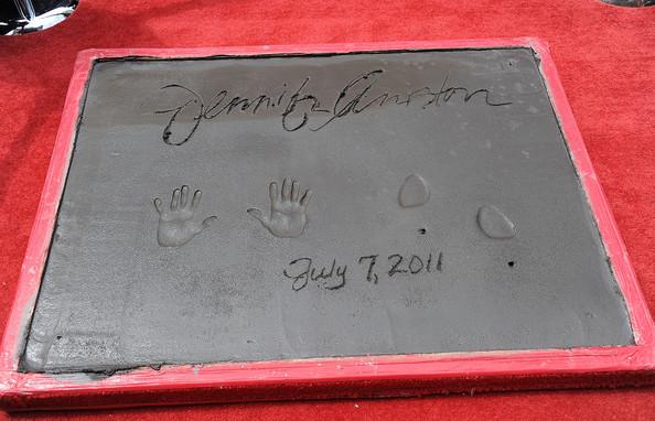 JENNIFER ANISTON NO CUMPLE AÑOS Actress Jennifer Aniston is honored with a Hand and Footprint Ceremony outside Grauman's Chinese Theatre on July 7, 2011 in Los Angeles, California