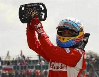 Alonso vence a Vettel y a Red Bull en Silverstone para lograr su primera del curso Alonso vence a Vettel y a Red Bull en Silverstone para lograr su primera del curso
