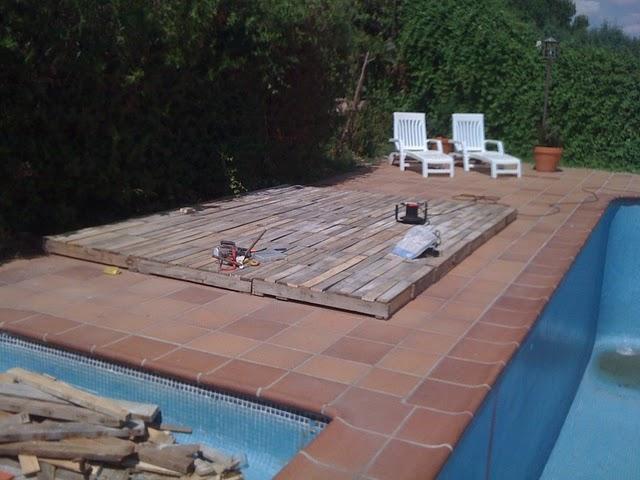 El rincón de la piscina hecho con palets por Jose Luis y su familia