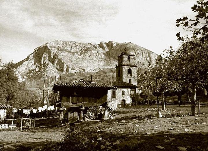 Feria de Cuerín en la Plaza (Teverga).   Por Max.