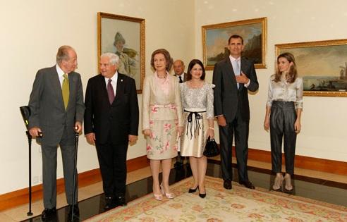 Dña. Letizia, con blusa de raso y pantalón baggy, recibe a los Jóvenes Líderes Americanos