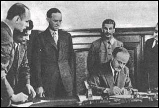 La Luftwaffe celebra la firma del Pacto de Asistencia Mutua anglo-soviético con una lluvia de bombas sobre Moscú – 12/07/1941.