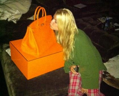 Curiosidades: ¿Cuál sería tu reacción si te regalasen un Birkin de Hermes por tu cumpleaños? Mira la de Jessica Simpson