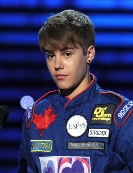 UNA GALA CON MUCHO CORAZÓN & GLAMOUR: THE 2011 ESPY AWARDS Justin Bieber Singer Justin Bieber speaks onstage at The 2011 ESPY Awards at Nokia Theatre L.A. Live on July 13, 2011 in Los Angeles, California.