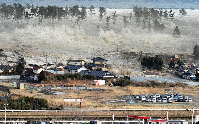 Ola de 10 metros del tsunami de Japon. Teeremoto del 11 de marzo de 2011