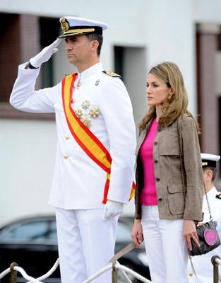 Los Príncipes de Asturias en la Escuela Naval de Marín. El look de Dña. Letizia