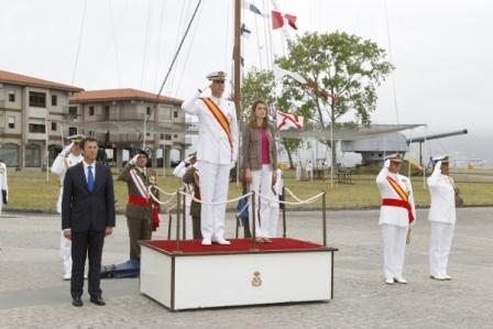 Los Príncipes de Asturias en la Escuela Naval de Marín. El look de Dña. Letizia