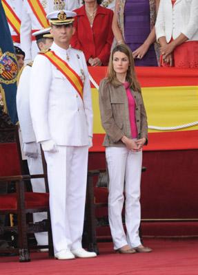 Los Príncipes de Asturias en la Escuela Naval de Marín. El look de Dña. Letizia