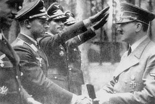 El Führer condecora a los ases de la Luftwaffe Adolf Galland, Herbert Ihlefeld, Walter Oesau y Siegfried Schnell - 18/07/1941. El Führer condecora a los ases de la Luftwaffe Adolf Galland, Herbert Ihlefeld, Walter Oesau y Siegfried Schnell - 18/07/1941.