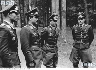 El Führer condecora a los ases de la Luftwaffe Adolf Galland, Herbert Ihlefeld, Walter Oesau y Siegfried Schnell - 18/07/1941. El Führer condecora a los ases de la Luftwaffe Adolf Galland, Herbert Ihlefeld, Walter Oesau y Siegfried Schnell - 18/07/1941.