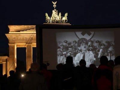 ´El gran dictador´ parodió a Hitler ante la Puerta de Brandeburgo