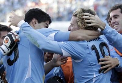 Uruguay's Forlan celebrates with Suarez after scoring against Paraguay in their Copa America final soccer match in Buenos Aires Quisiera que esto dure para siempre