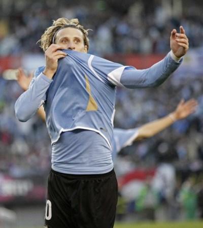 Uruguay's Diego Forlan celebrates a third goal against Paraguay during their Copa America final soccer match in Buenos Aires Quisiera que esto dure para siempre
