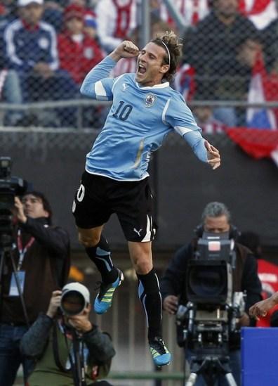 Uruguay's Forlan celebrates his goal against Paraguay during the Copa America final soccer match in Buenos Aires Quisiera que esto dure para siempre
