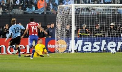 Uruguayan forward Diego Forlan (L) shoot Quisiera que esto dure para siempre