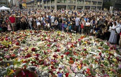Noruega rinden homenaje a las víctimas de los atentados con flores