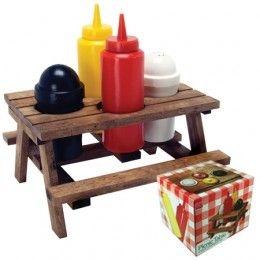 Una mesa de picnic para las salsas de nuestra barbacoa Una mesa de picnic para las salsas de nuestra barbacoa