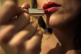 Un estudio afirma que la compra de cosméticos está relacionada con aspectos emocionales Un estudio afirma que la compra de cosméticos está relacionada con aspectos emocionales