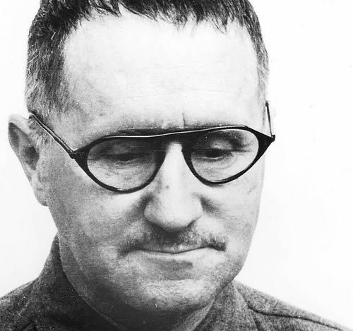 Bertolt Brecht. Preguntas de un obrero ante un libro.