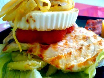 Timbal de pollo y macarrones ali-oli con fruta a la parrilla y queso fresco Timbal de pollo y macarrones ali-oli con fruta a la parrilla y queso fresco