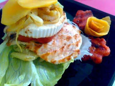 Timbal de pollo y macarrones ali-oli con fruta a la parrilla y queso fresco Timbal de pollo y macarrones ali-oli con fruta a la parrilla y queso fresco