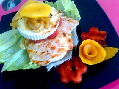 Timbal de pollo y macarrones ali-oli con fruta a la parrilla y queso fresco Timbal de pollo y macarrones ali-oli con fruta a la parrilla y queso fresco