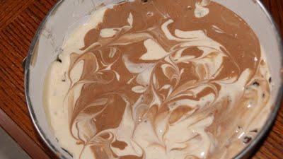 Bizcocho  Marmolado de chocolate,frutos secos confitados, y yogur