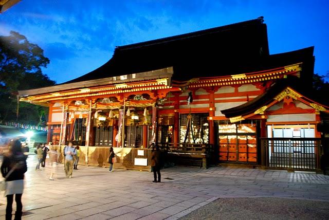 Santuario Yakasa (八坂神社) Santuario Yakasa (八坂神社)