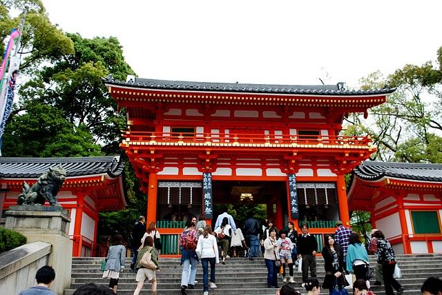 Santuario Yakasa (八坂神社) Santuario Yakasa (八坂神社)