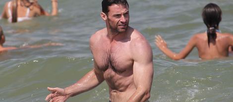 Hugh Jackman presume de cuerpo y de familia en Saint-Tropez