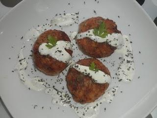 Albóndigas griegas con salsa de yogur Albóndigas griegas con salsa de yogur