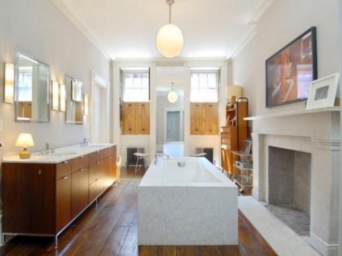 juliann-more-self-decorated-bathroom-design hollywood homes – julianne moore